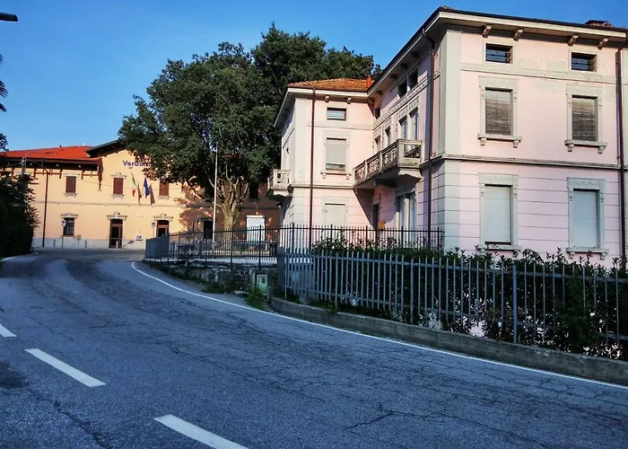 Tra La Stazione E Il *